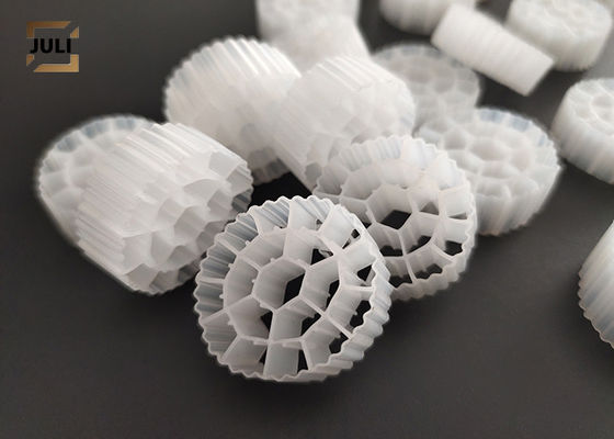La tecnología MBBR plástico del FDA Safty A/O filtra el medios material blanco 25x10m m del HDPE