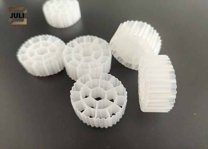 Reactor blanco 25x10m m del Biofilm de la cama móvil del HDPE de la Virgen del color para el estanque de peces 0